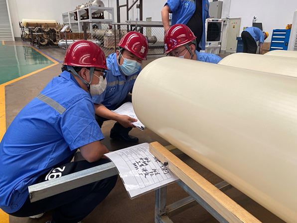 天海工業(yè)黨委書(shū)記、董事長(zhǎng)李俊杰深入四型瓶車(chē)間調(diào)研指導(dǎo)工作 (2).png